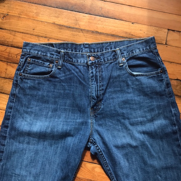 Men’s Medium Wash Levi Jeans - Picture 2 of 5
